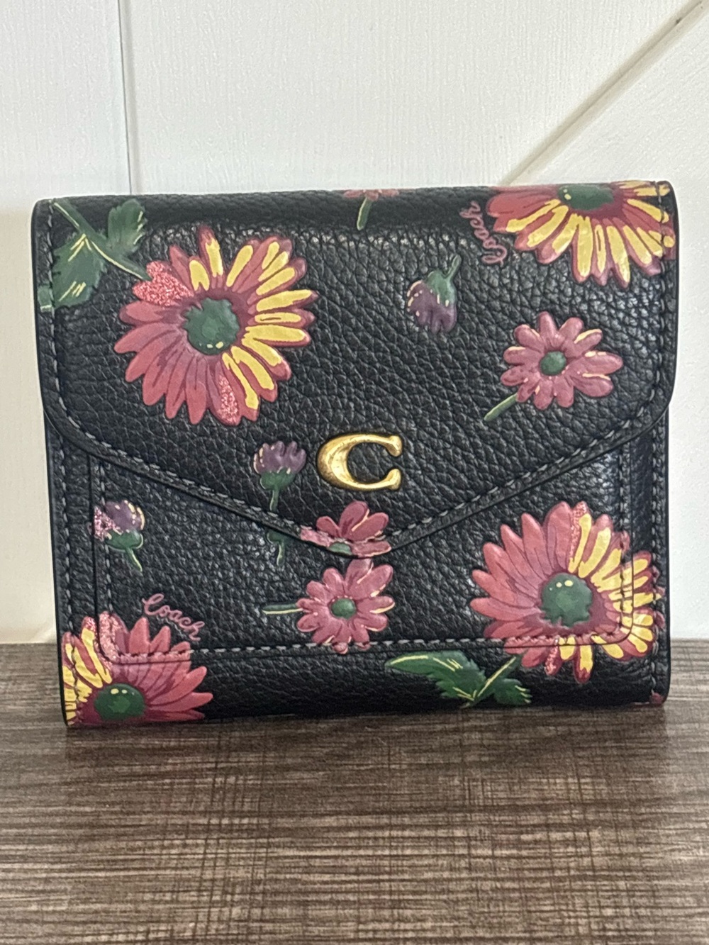 EUC Coach Leather Wyn Wallet in Printed Floral